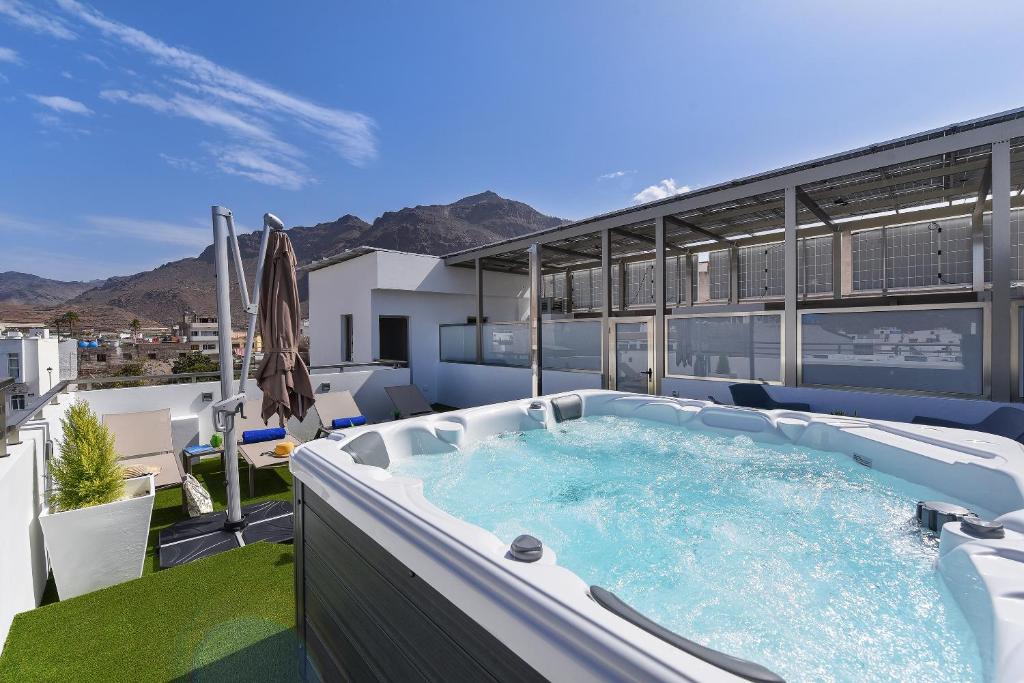 a hot tub on the roof of a house at Apartamento Starlight La Aldea II in La Aldea de San Nicolas