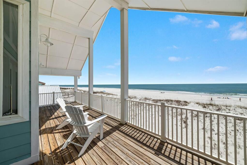 um alpendre com uma cadeira branca e vista para a praia em Oceanfront/Zero Steps to Beach/Views/4BR em Gulf Shores
