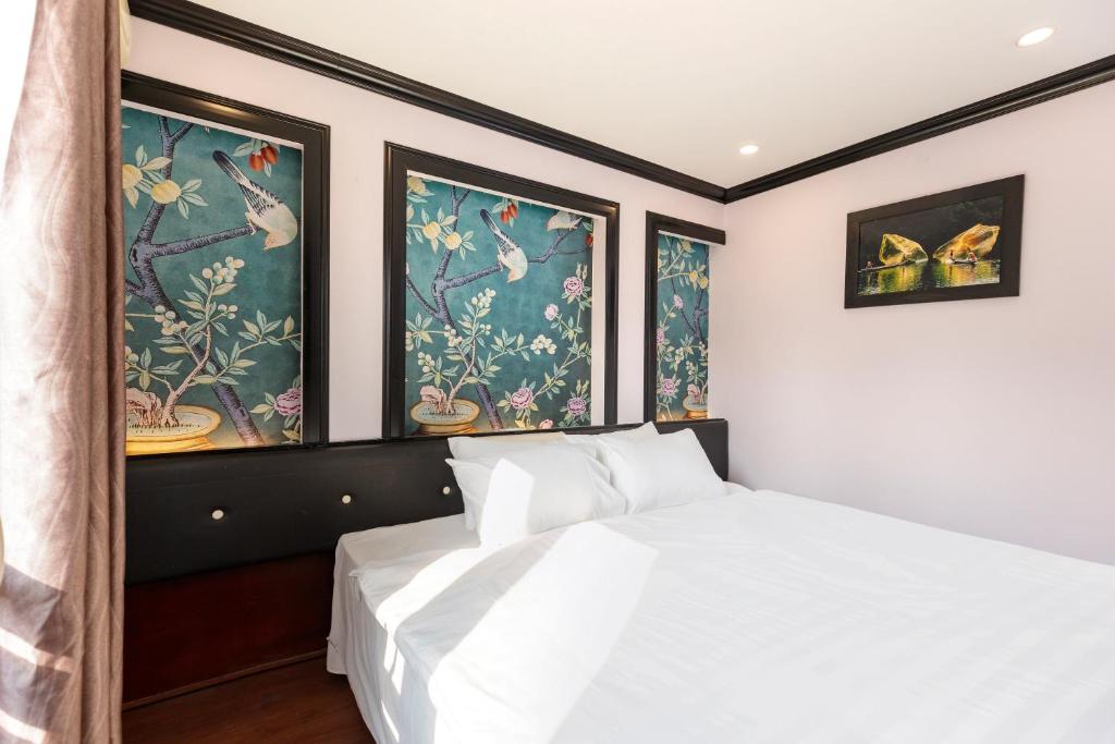 Postel nebo postele na pokoji v ubytování Hanoi Memory Premier Hotel & Spa