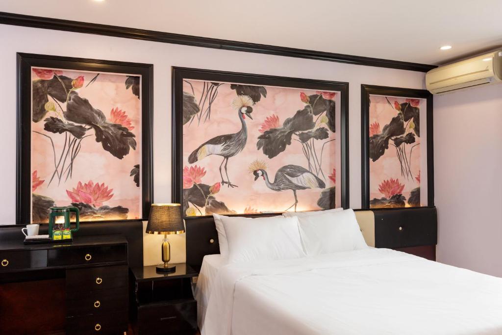 Postel nebo postele na pokoji v ubytování Hanoi Memory Premier Hotel & Spa