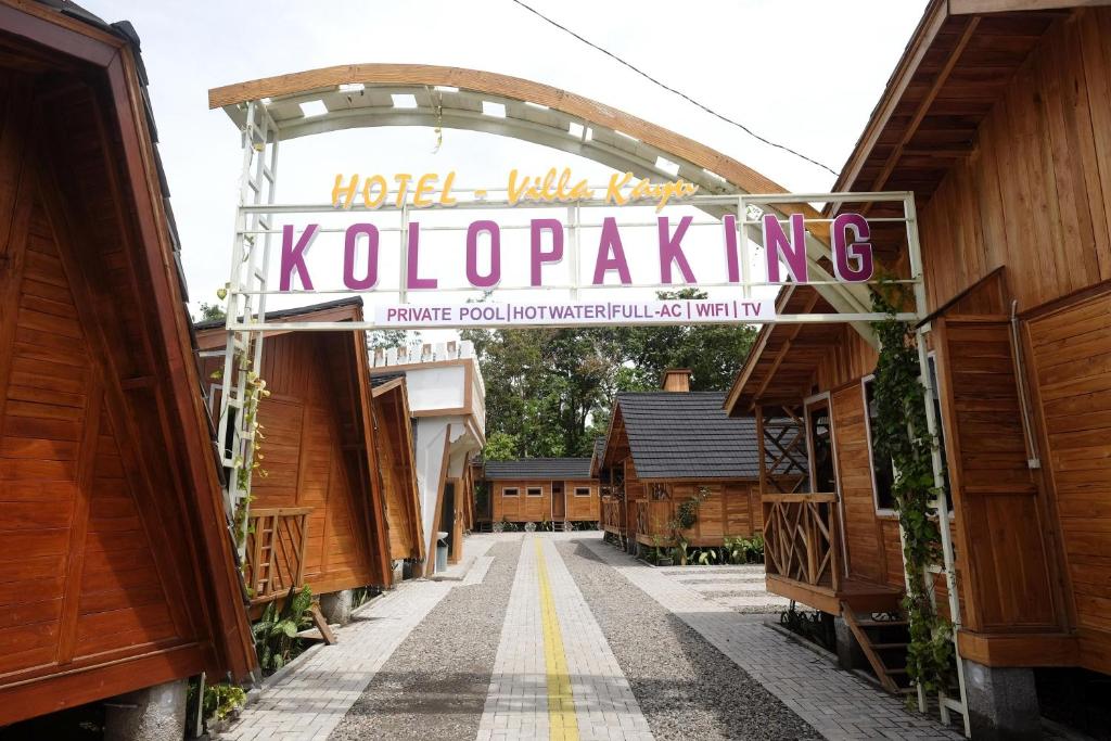 un signo que dice kodaikanal kodaikanal kodaikanal en Urbanview Villa Kolopaking Kebumen by RedDoorz, en Kebumen