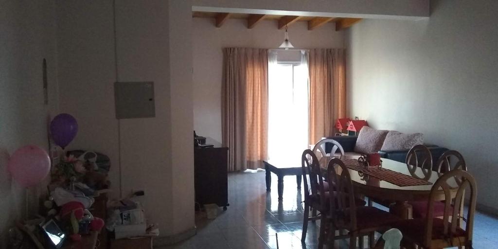 sala de estar con mesa y sillas y comedor en Departamento en Godoy Cruz