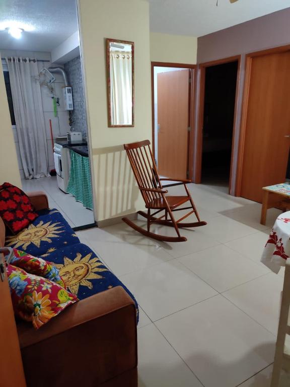 ein Wohnzimmer mit einem Stuhl und einem Sofa in der Unterkunft Ap Estacio in Rio de Janeiro