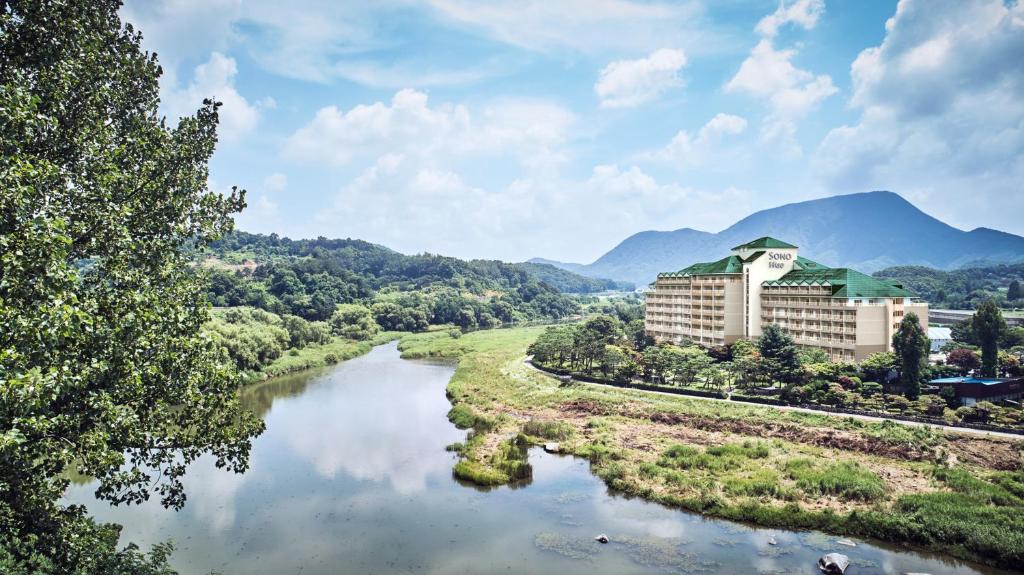 vistas a un río con montañas en el fondo en Sono Hue Yangpyeong, en Yangpyeong