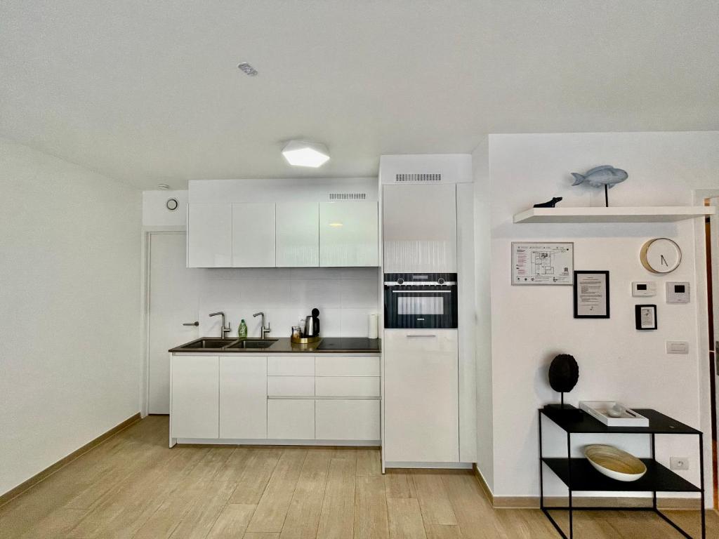 Kuchyň nebo kuchyňský kout v ubytování OneLuxStay near Diamond District