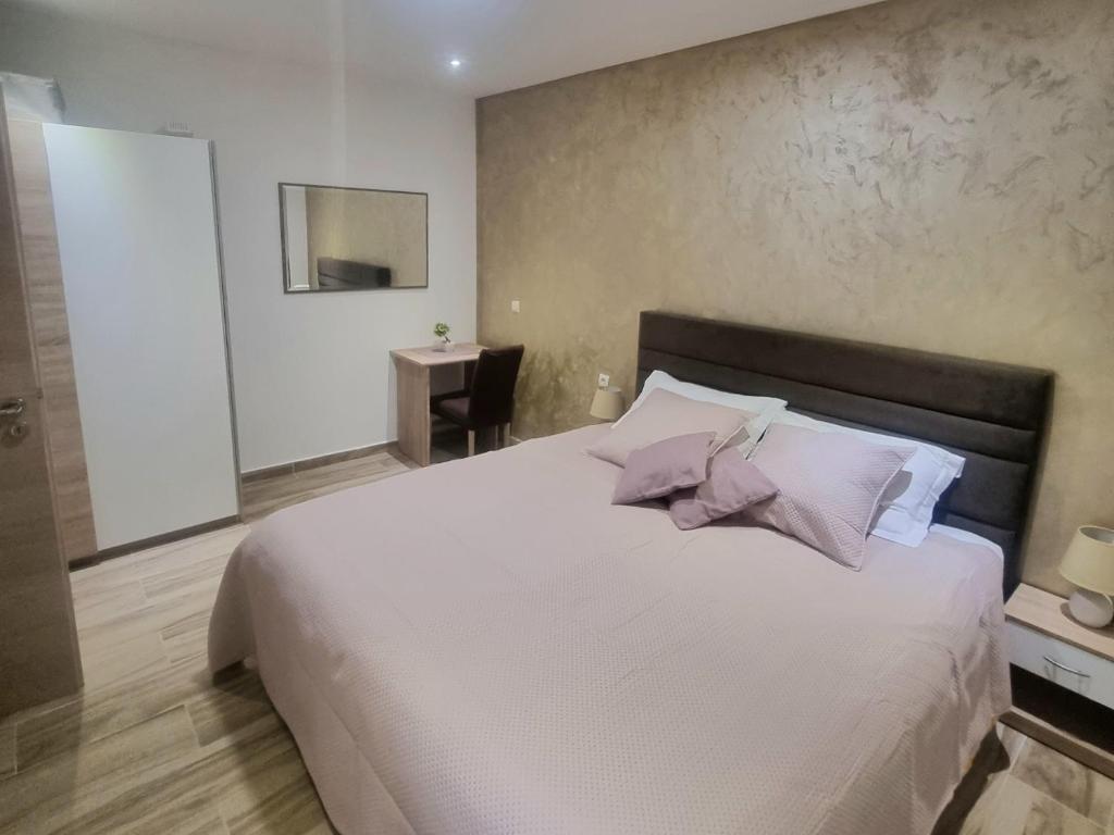 Postel nebo postele na pokoji v ubytování Apartments Luxury Oasis