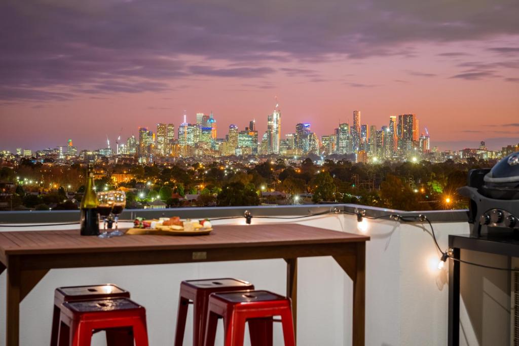 StayCentral - Northcote Townhouse with Study - Housity