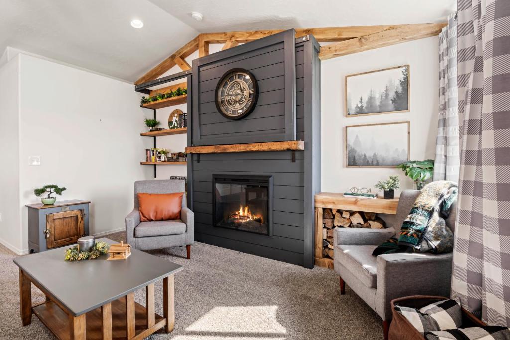 Sawtooth Shared Home with a Private 1 Bedroom - Housity