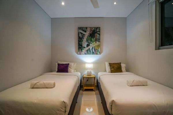 2 letti singoli in una camera con lampada di ZEN CENTRAL Ambient 3BR Apt in the Heart of Darwin a Darwin