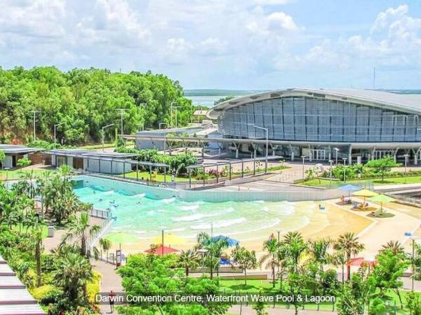 un rendering di un parco acquatico con un grande edificio di ZEN CENTRAL Ambient 3BR Apt in the Heart of Darwin a Darwin