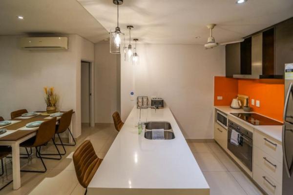 Cucina o angolo cottura di ZEN CENTRAL Ambient 3BR Apt in the Heart of Darwin