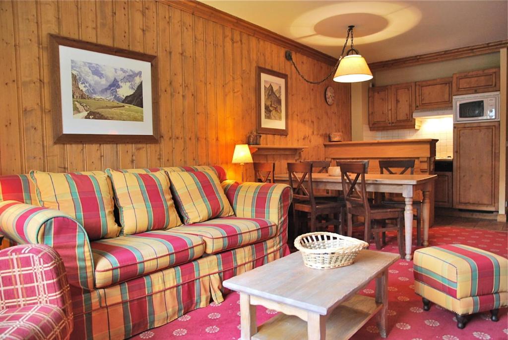 un salon avec un canapé et une table dans l'établissement Résidence Les Arcs 1950 Le Village - maeva Home - Appartement 3 pièces 6 personnes - Confort MAE-5624, à Bourg-Saint-Maurice