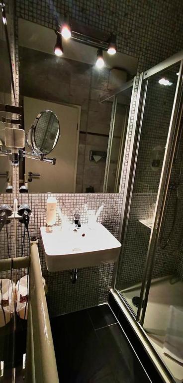 Koupelna v ubytování ALFA Hotel