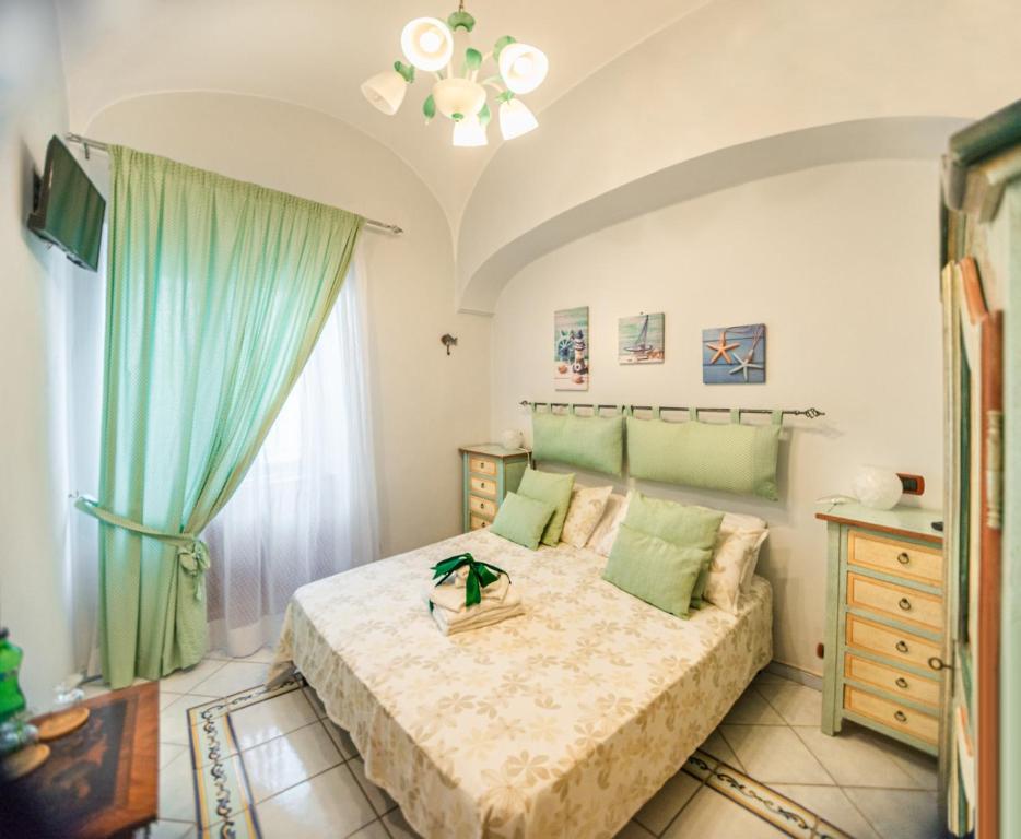 een slaapkamer met een groot bed en een raam bij La Finestra sul Mare in Ischia