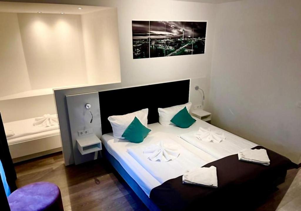 Postel nebo postele na pokoji v ubytování ALFA Hotel