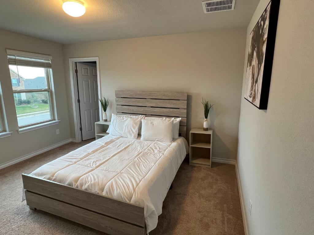 Un dormitorio con una cama grande y una ventana en Beautiful Home with Modern Rooms, en Round Rock