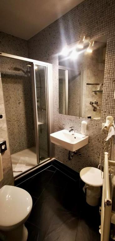 Koupelna v ubytování ALFA Hotel