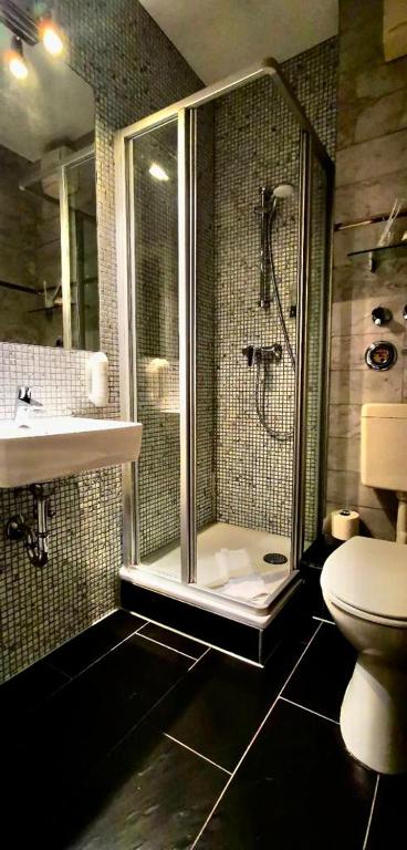 Koupelna v ubytování ALFA Hotel