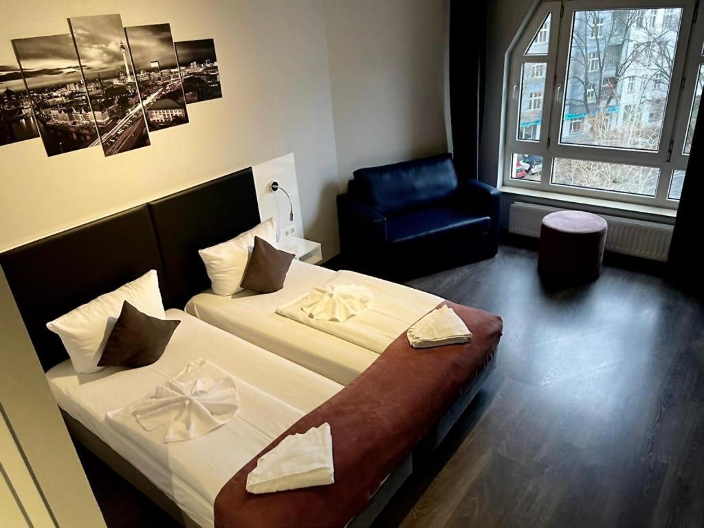 Postel nebo postele na pokoji v ubytování ALFA Hotel