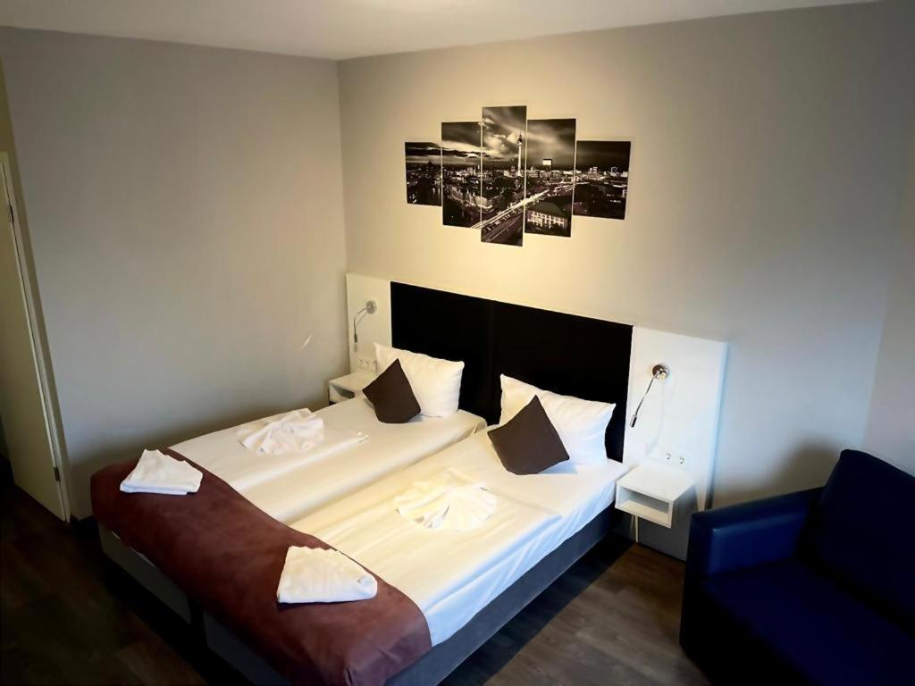 Postel nebo postele na pokoji v ubytování ALFA Hotel