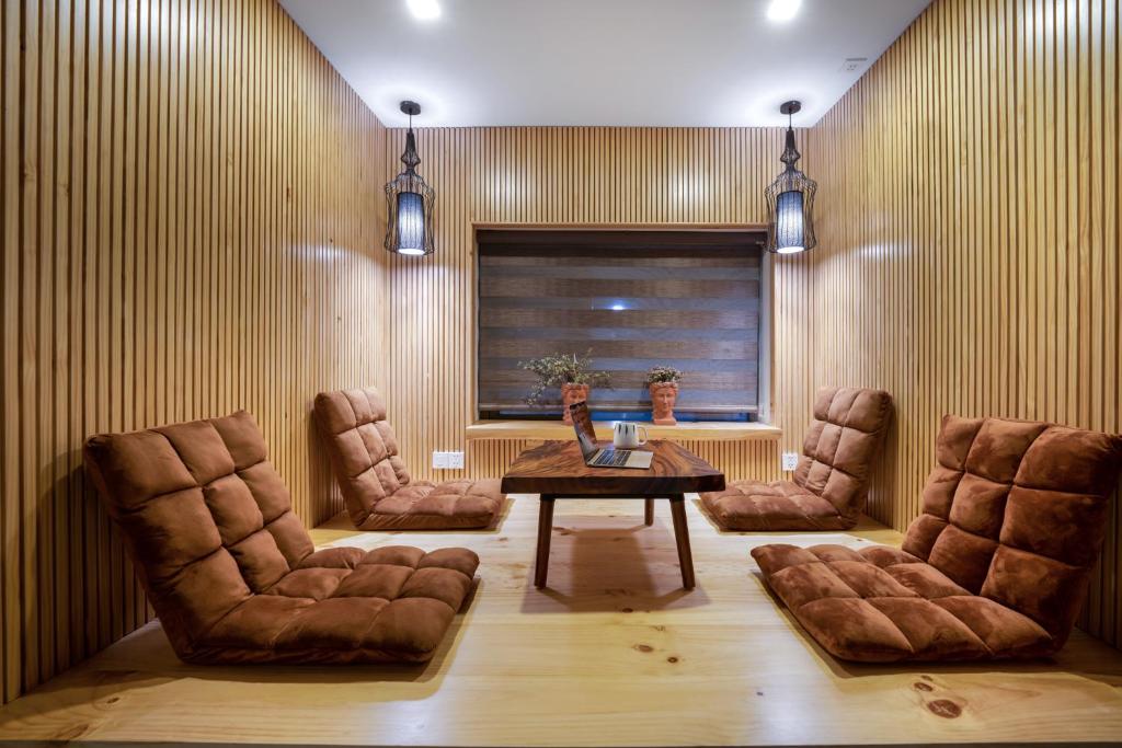 Khu vực ghế ngồi tại White Sand Boutique Hotel