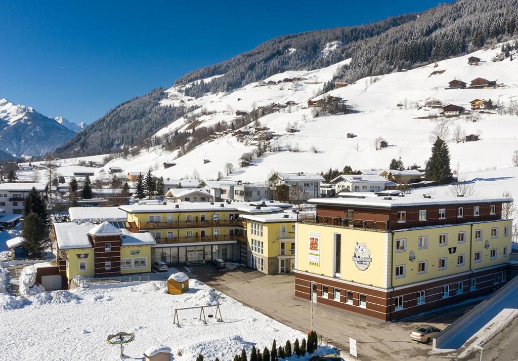 een luchtzicht op een resort in de sneeuw bij Hotel der Wolkensteinbär in Bramberg am Wildkogel