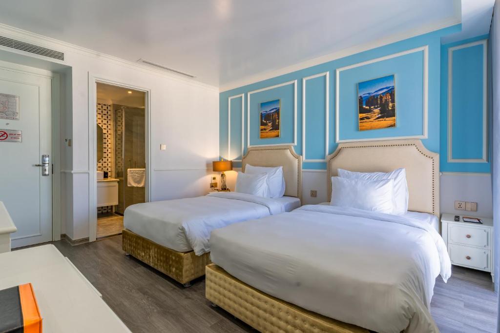 Giường trong phòng chung tại La Vague Hotel