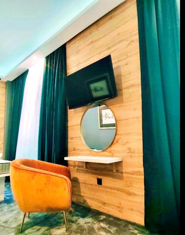Uma televisão e/ou sistema de entretenimento em A8 b&b