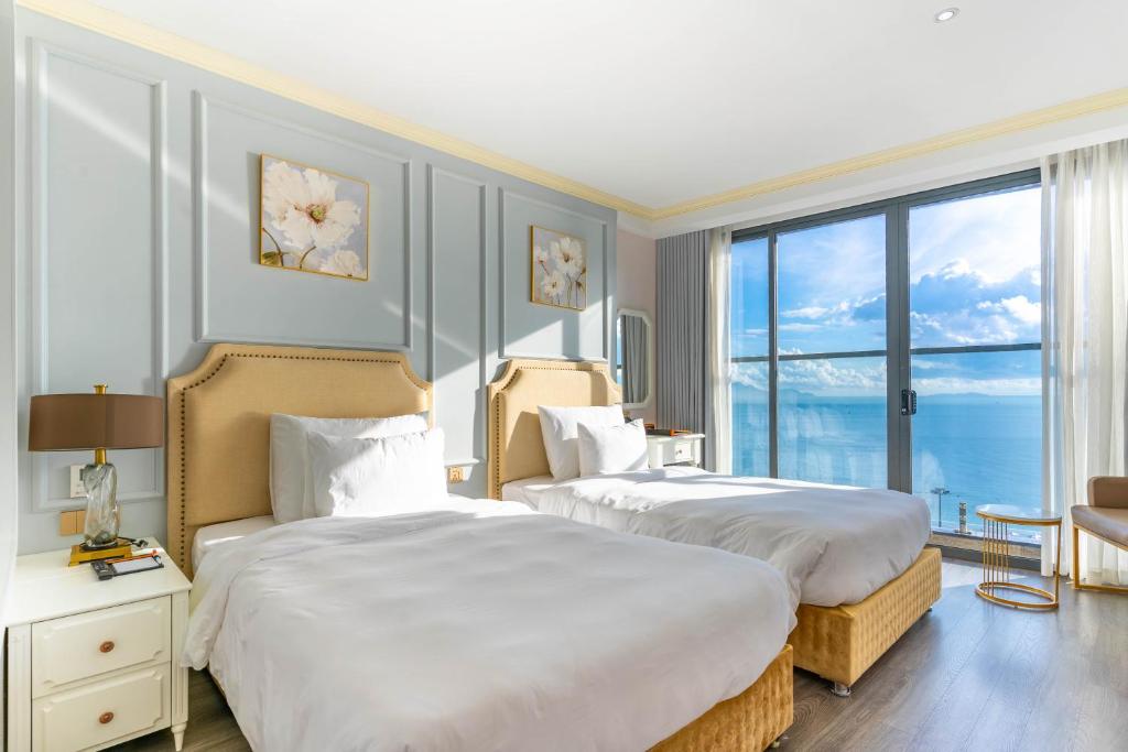 Giường trong phòng chung tại La Vague Hotel