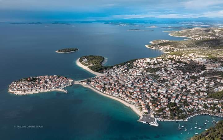 una vista aérea de una pequeña isla en el agua en Makol en Primošten