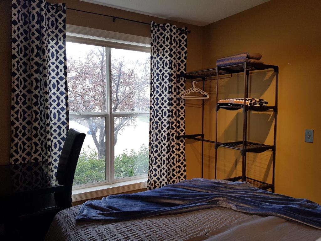 Postel nebo postele na pokoji v ubytování Tuscan Ridge Guesthouse Calgary West