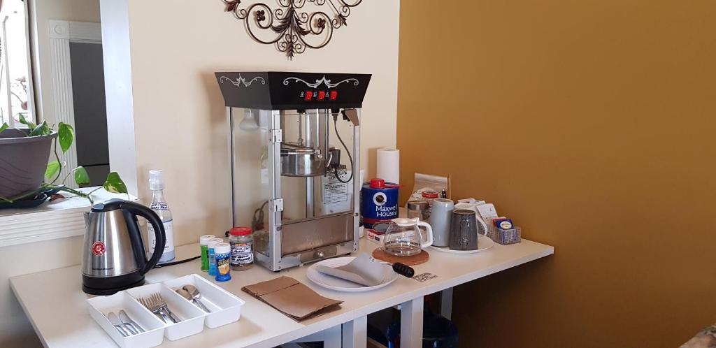 Příslušenství pro přípravu čaje a kávy v ubytování Tuscan Ridge Guesthouse Calgary West