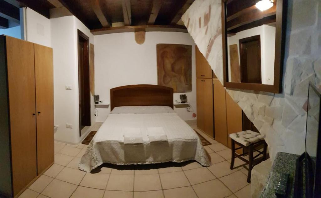 ein Schlafzimmer mit einem Bett in der Mitte eines Zimmers in der Unterkunft Appartamento La Grotta in Vicenza