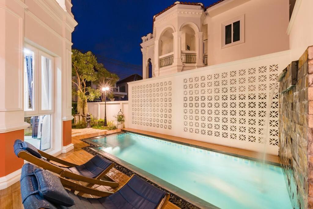 Πισίνα στο ή κοντά στο Phuket's unique Sino-style villa with private pool