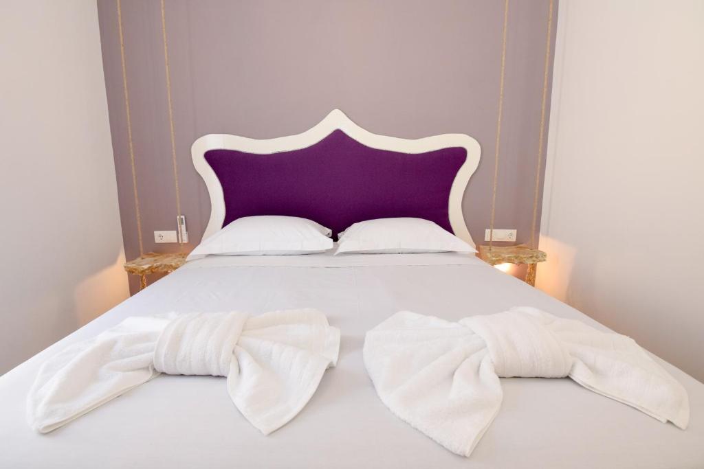 A bed or beds in a room at Rubini City Apartment