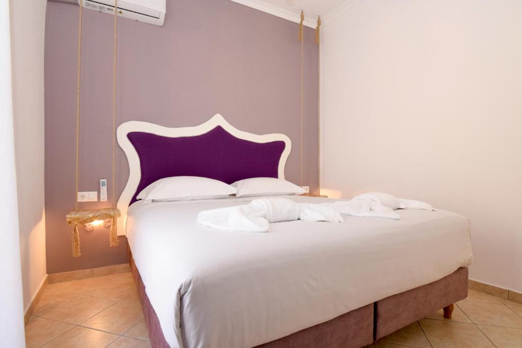 A bed or beds in a room at Rubini City Apartment
