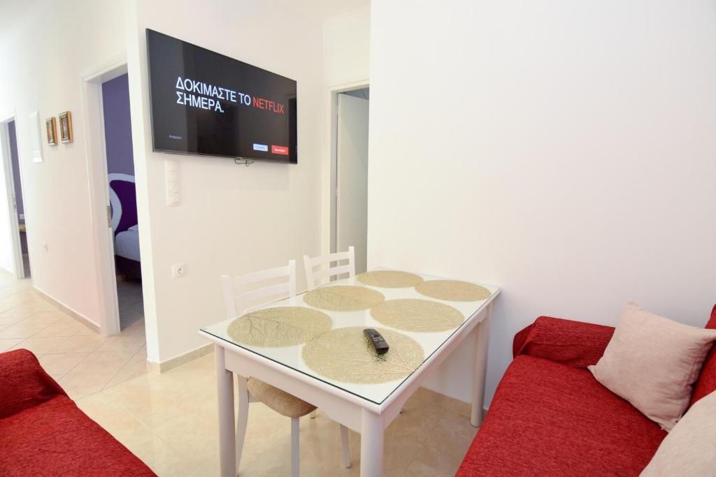 A television and/or entertainment centre at Rubini City Apartment