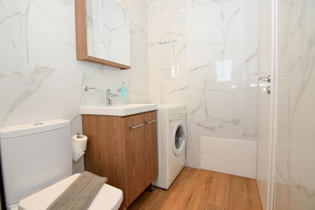 A bathroom at Rubini City Apartment