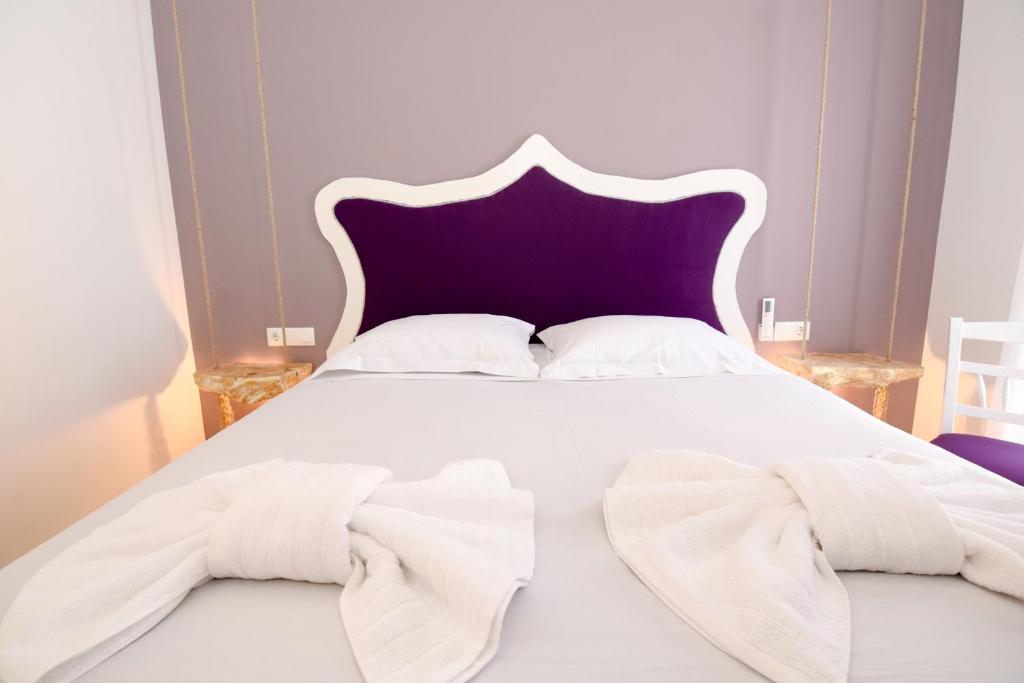 A bed or beds in a room at Rubini City Apartment