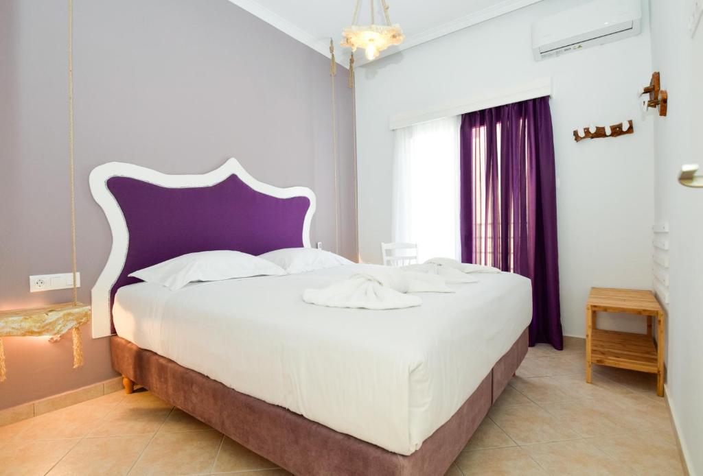 A bed or beds in a room at Rubini City Apartment