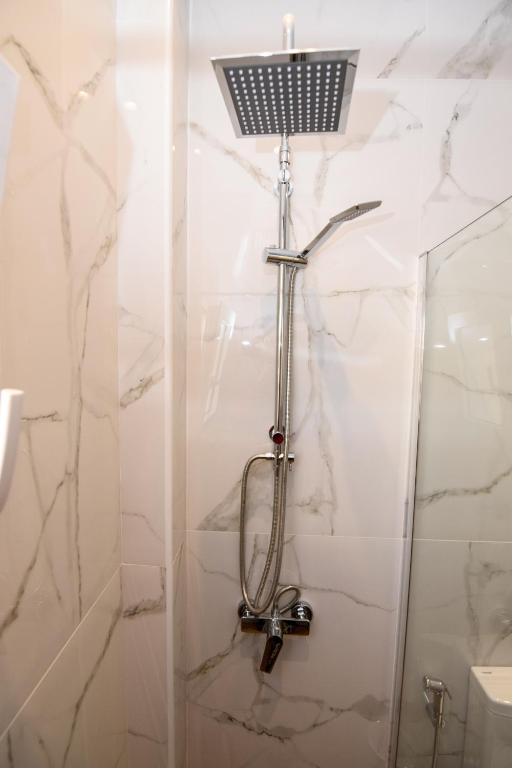 A bathroom at Rubini City Apartment