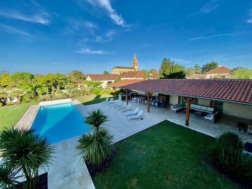 una vista aérea de un patio trasero con piscina en Large House near Marciac & Heated Salt Water Pool, en Plaisance