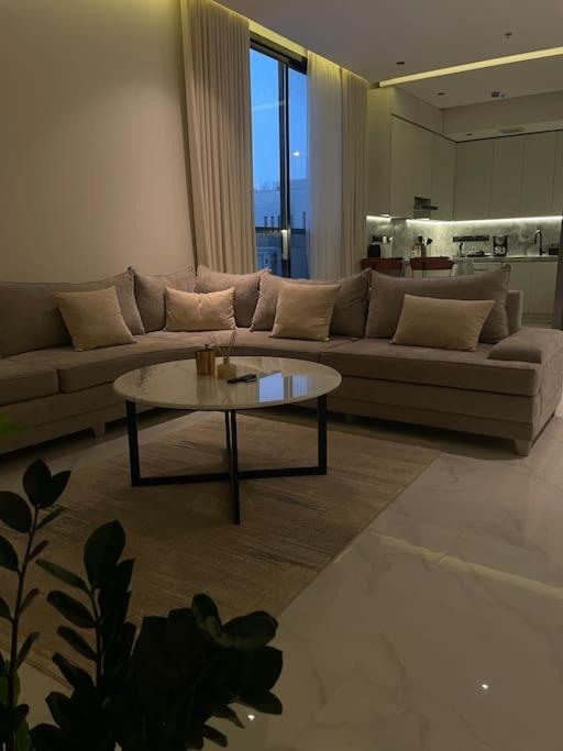 salon z kanapą i stolikiem kawowym w obiekcie Smart Entry Apartment w Rijadzie