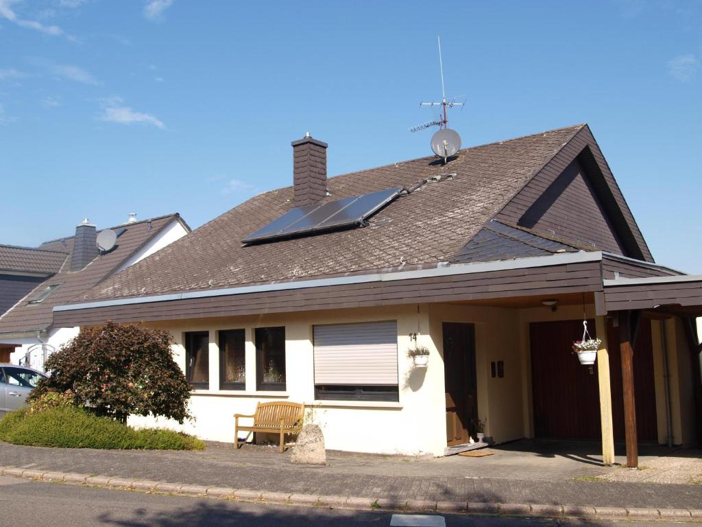 a house with a solar panel on the roof at Ferienwohnung "Casa Horife" in Konz