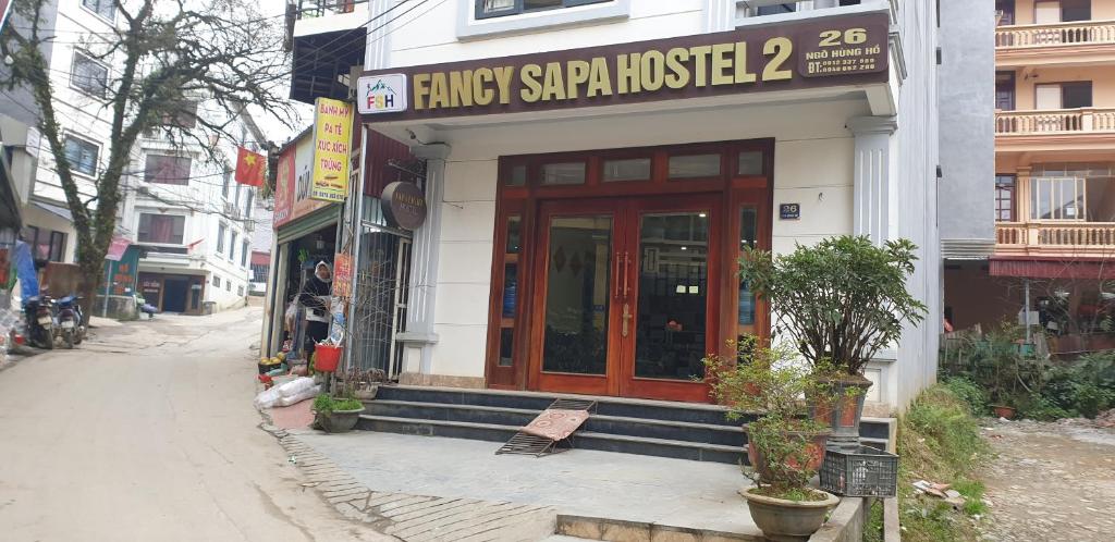 un edificio con un cartello che dice "Finiscila saarcisk" di Fancy Sapa Hostel 2 a Sa Pa