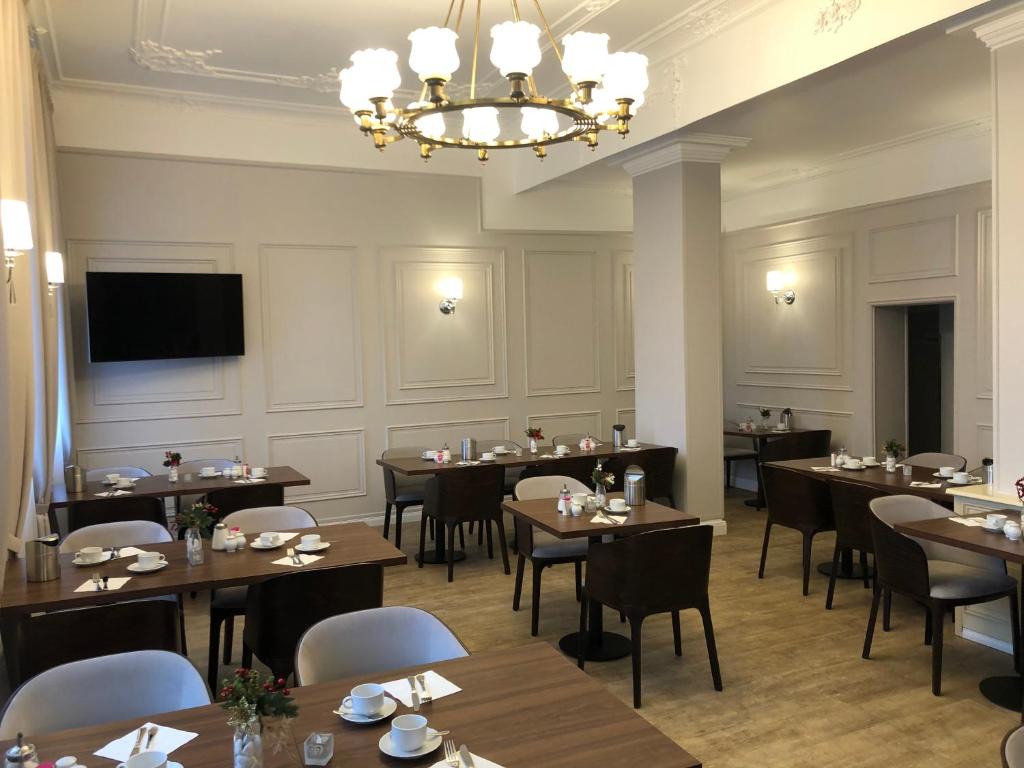 TV a/nebo společenská místnost v ubytování Milbor Hotel