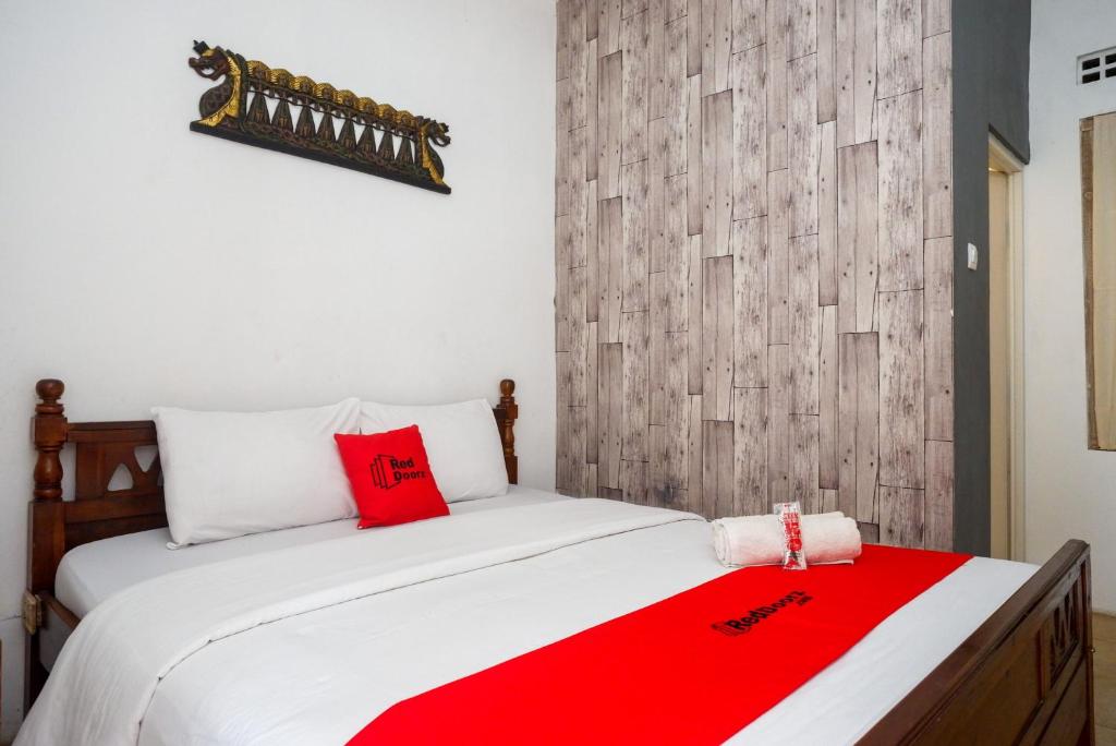 Postel nebo postele na pokoji v ubytování RedDoorz Syariah near Plengkung Gading 2