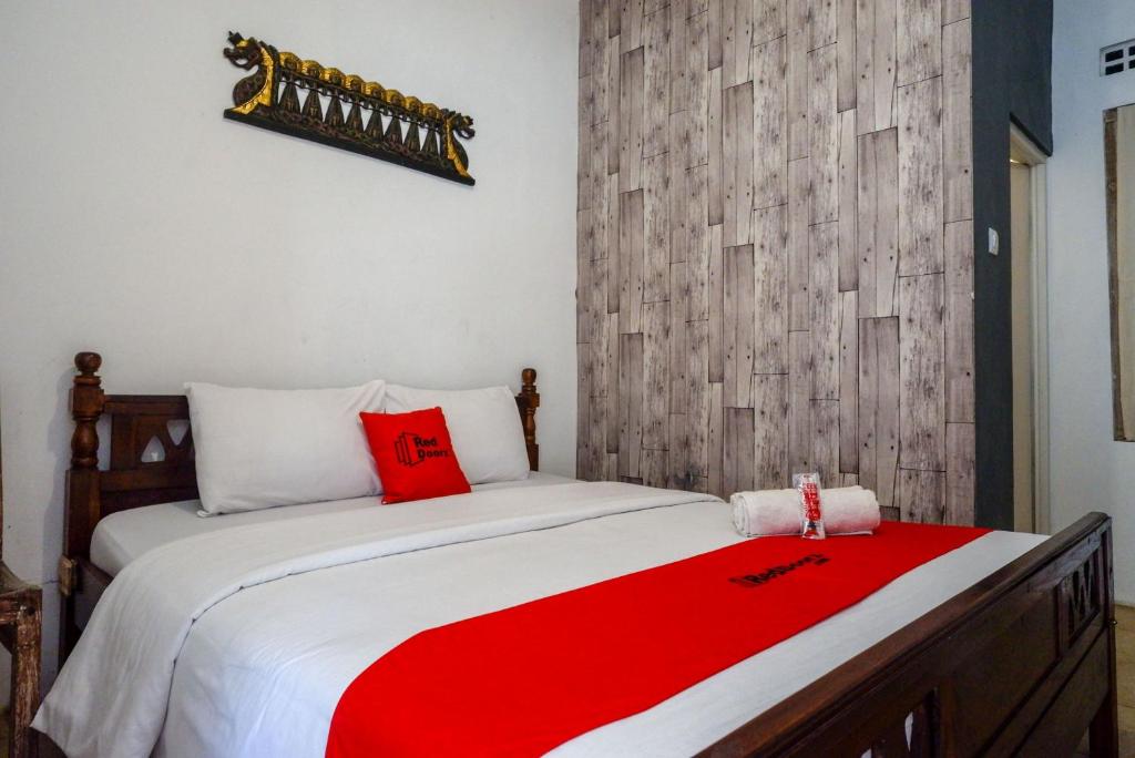 Postel nebo postele na pokoji v ubytování RedDoorz Syariah near Plengkung Gading 2