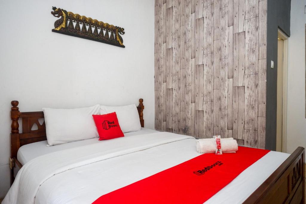Postel nebo postele na pokoji v ubytování RedDoorz Syariah near Plengkung Gading 2