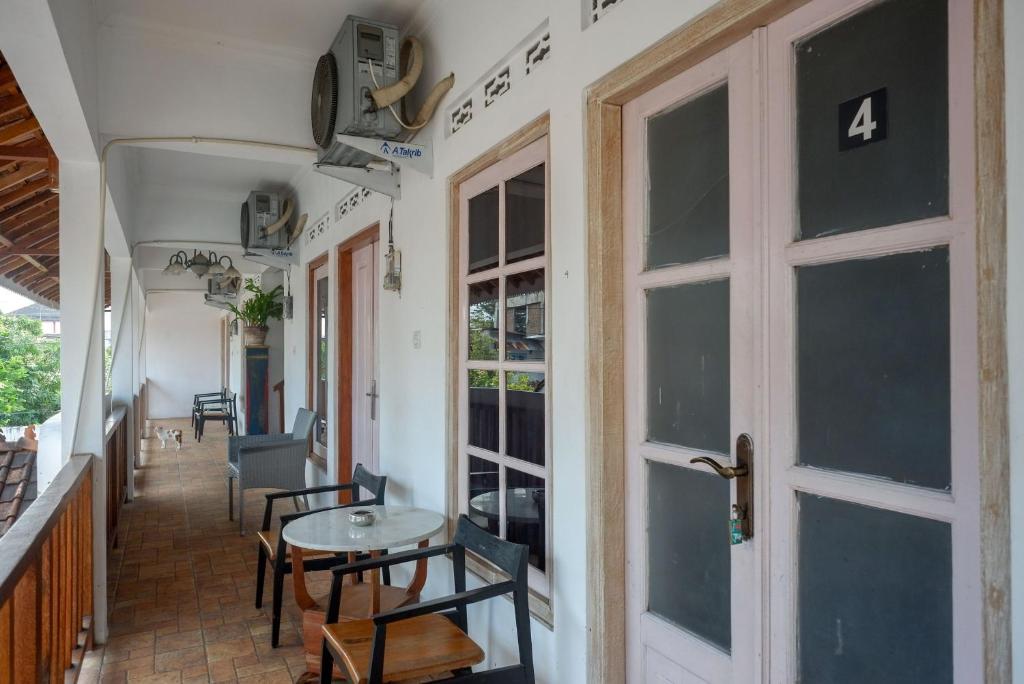 Balkón nebo terasa v ubytování RedDoorz Syariah near Plengkung Gading 2